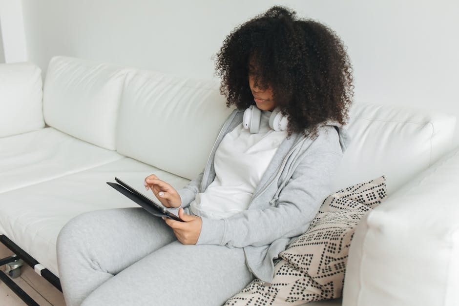 Student folosind laptop pentru învățare online